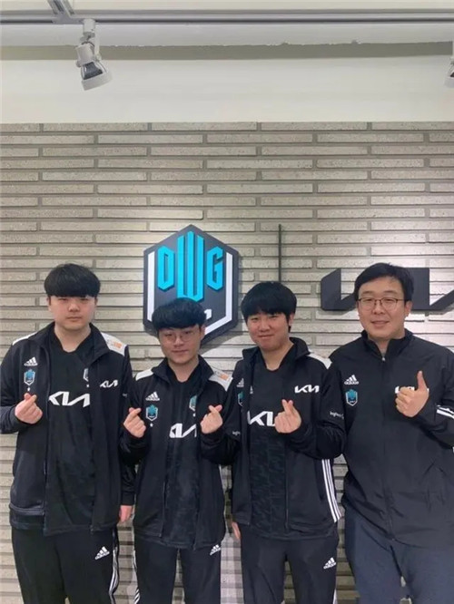 而队友们也 而队友们也